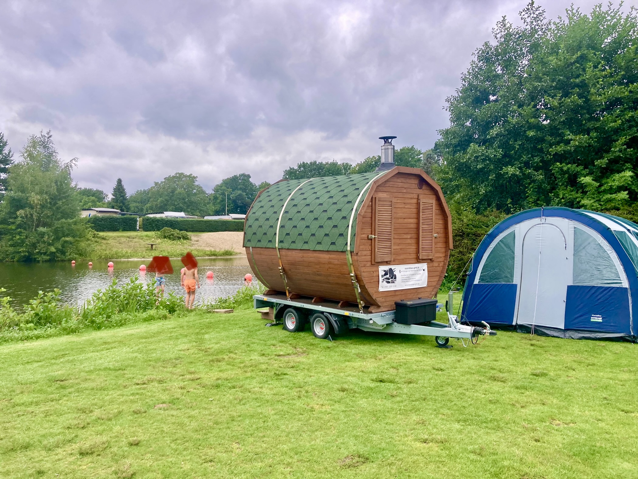 Saunafass am Campingplatz am See